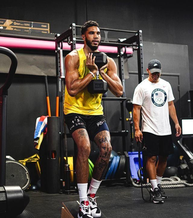 包含波特兰开拓者训练开放日;今晚调整名单引欢呼;NBA季后赛在即;更衣室氛围转暖的词条